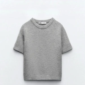 Grå stickad tröja från Zara - Säljer en fin grå stickad tröja från Zara! Storlek M men funkar även på mig som brukar ha S💓