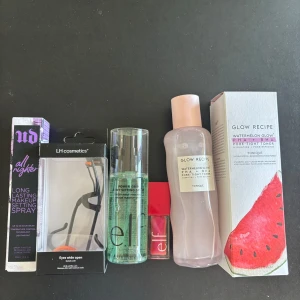 Blandade produkter  - Säljer flera produkter. Allt är oanvänt förutom glow recipe tonern som är testad 2 gånger. Glow recipe toner 100 kr (köpt för 550 kr på cultbeauty). SÅLD. All nighter settingspray liten 75 kr. SÅLD. Elf settingspray 65 kr. LH cosmetics ögonfransböjare 70 kr. Elf läppglans limited edition köpt i USA och finns inte i Sverige, 30 kr. Allt för 300 eller egna förslag. Andra paket funkar också 🩷(fick endast ha 5 bilder så bild på Elf sprayen är inte med) 