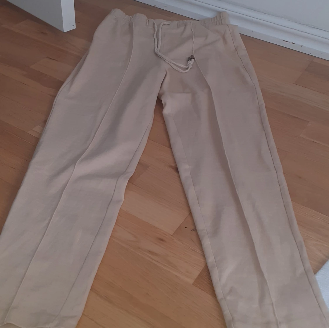 Beige mjukisbyxor med snörning