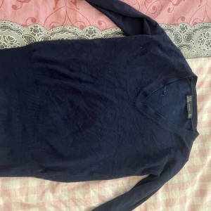 Mörkblå tröja från Zara -  En marinblå långärmad tröja från Zara. Har inte använt den på ett tag.tröjan är i bra skick men knapparna har tappat lite färg, men det märker man knappt🥰🤞🙌