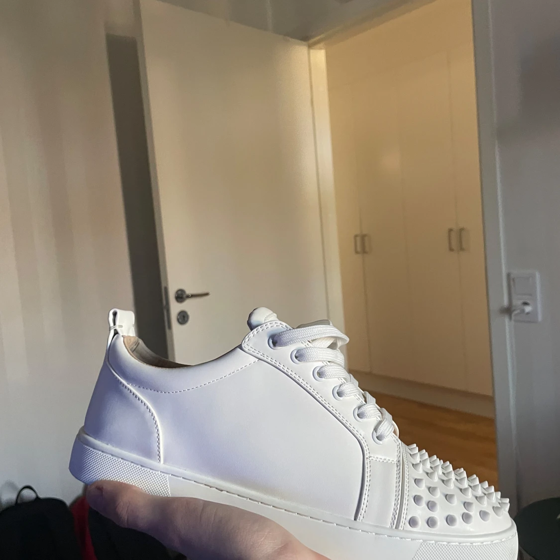 Vita sneakers med nitar från Christian Louboutin