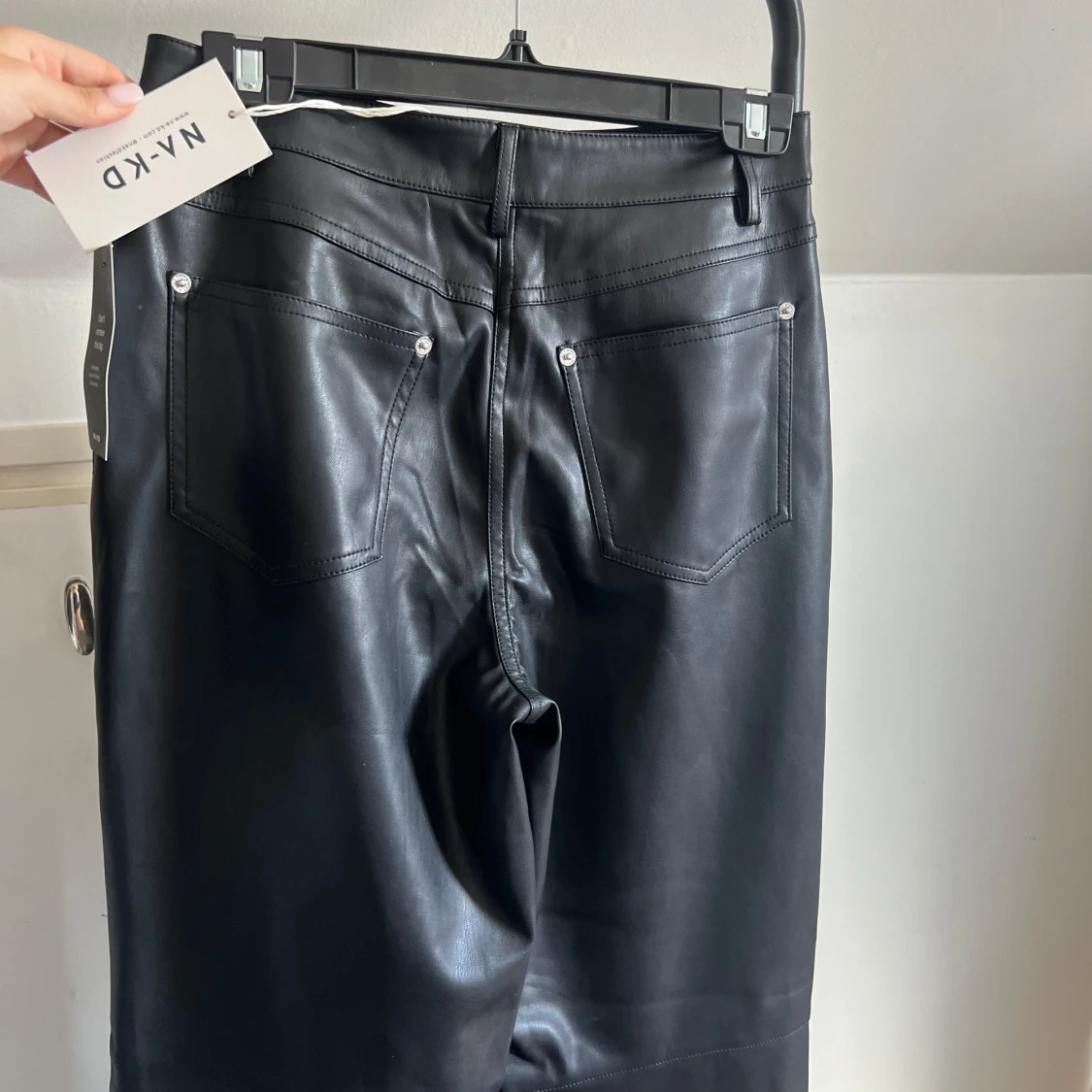 Svarta PU-byxor från NA-KD - 1