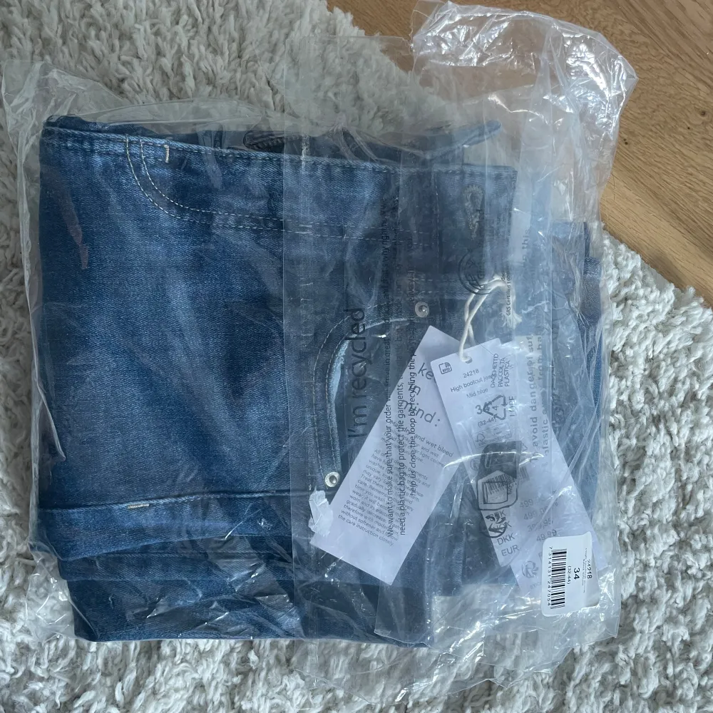 Snygga blå jeans med bootcut från Perfect Jeans. De är högmidjade och har en klassisk femficksdesign. Perfekta för en avslappnad stil med en modern twist. HELT NYA, MED PRISLAPP. Farkut & Housut.