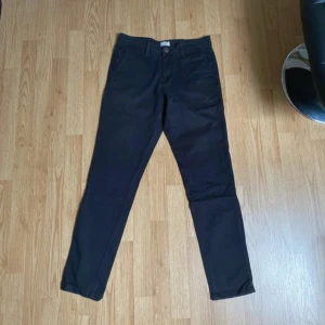 Svarta Jack & Jones Chinos - Säljer denna då den inte längre används. Pris går att diskuteras.