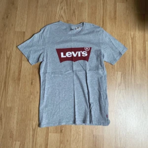 Grå Levi’s T-shirt  - Säljer denna då den inte längre används. Pris går att diskuteras.