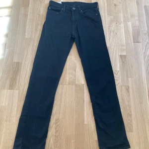 Svarta slim straight jeans från Abercrombie & Fitch - Snygga svarta slim straight jeans från Abercrombie & Fitch. Perfekta för en stilren look. Passar utmärkt för både vardag och mer uppklädda tillfällen. 30x32 säljs pga blivit för små. 