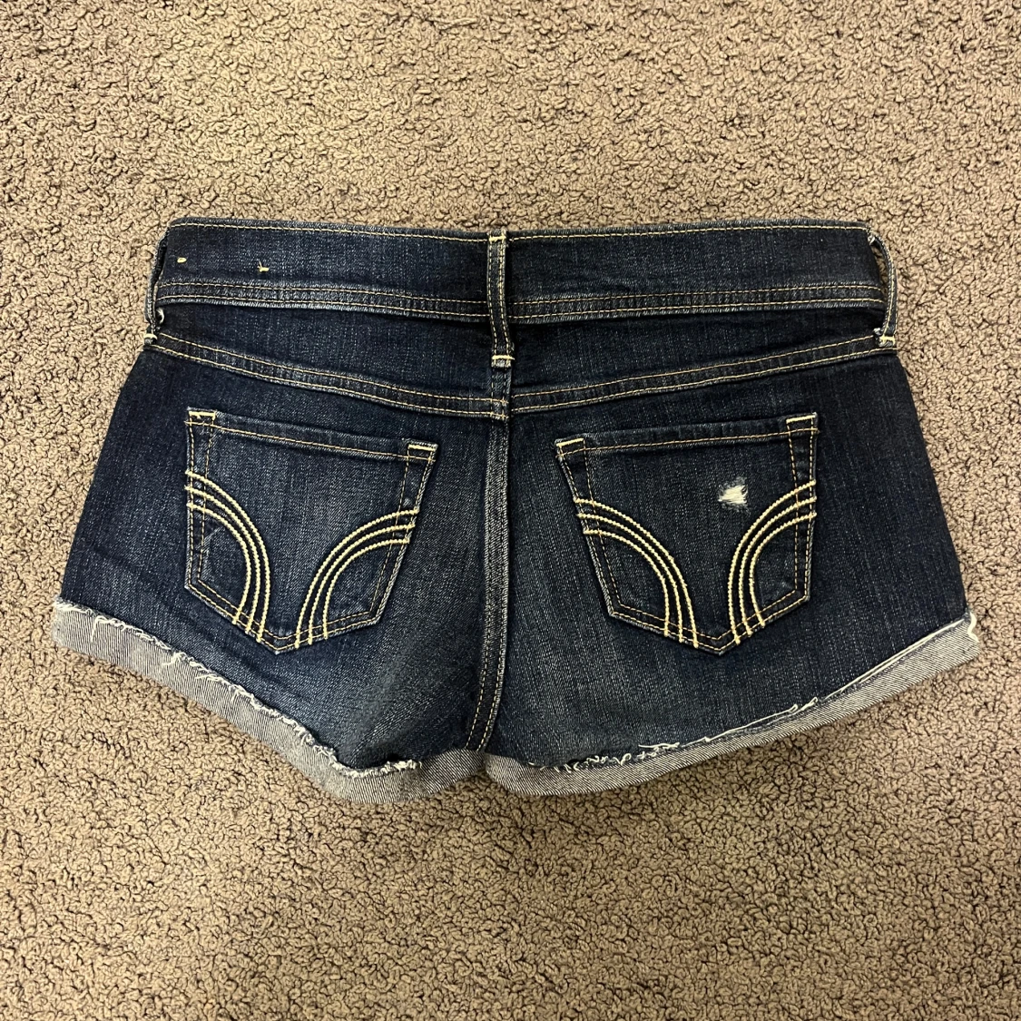 Mörkblå lågmidjade jeansshorts från Hollister - 1