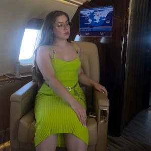 Neongrön ribbad klänning från Michael Kors - Säljer en snygg neongrön ribbad klänning från Michael Kors. Klänningen har smala axelband och ett justerbart bälte med kedjedetaljer. Perfekt för att sticka ut med stil! 💚 Klänningen har ett litet område på baksidan som har blivit slitet, men det märks nästan inte (se sista bilden). Tyget är stretchigt. 