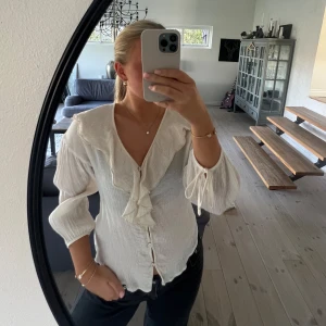 Blus - Jättefin blus med volanger, perfekt till vår och sommar 🤍