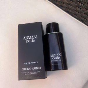 Armani Code Eau de Parfum - Säljer en elegant och sofistikerad parfym, Armani Code Eau de Parfum från Giorgio Armani. Flaskan är svart och stilren med en kapacitet på 75 ml. Perfekt för den som vill ha en tidlös doft med en modern touch.