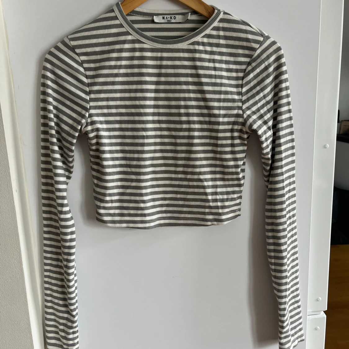 Randig croppad tröja från NA-KD