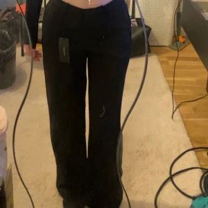 Vero Moda Kostymbyxor -  Säljer ett par stilrena svarta kostymbyxor från mode i modellen, VMClair MW straight pant, aldrig använda med prislappen kvar. Original pris är 449,95 kr. Kan även diskuteras. Skriv om funderingar finns.