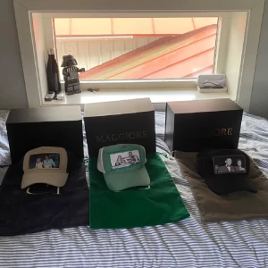 HELT NYA - kepsar från Maggiore - Tre stilrena kepsar från Maggiore i olika färger: beige, grön och svart. Varje keps har en unik broderad bild framtill. Perfekt för att ge din outfit en personlig touch. Helt oanvända och har även fler i andra färger. 299kr/st. Skicka PM om du vill se resterande! 💥✅