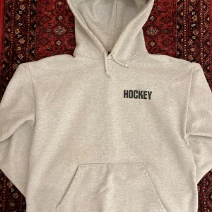 [HOCKEY] Hoodie  - HOCKEY SKATEBOARDS. Tröjan är i helt nyskick, knappast använd. Köpt för ca 1000 kr. Riktigt fett print på ryggen. Storlek L