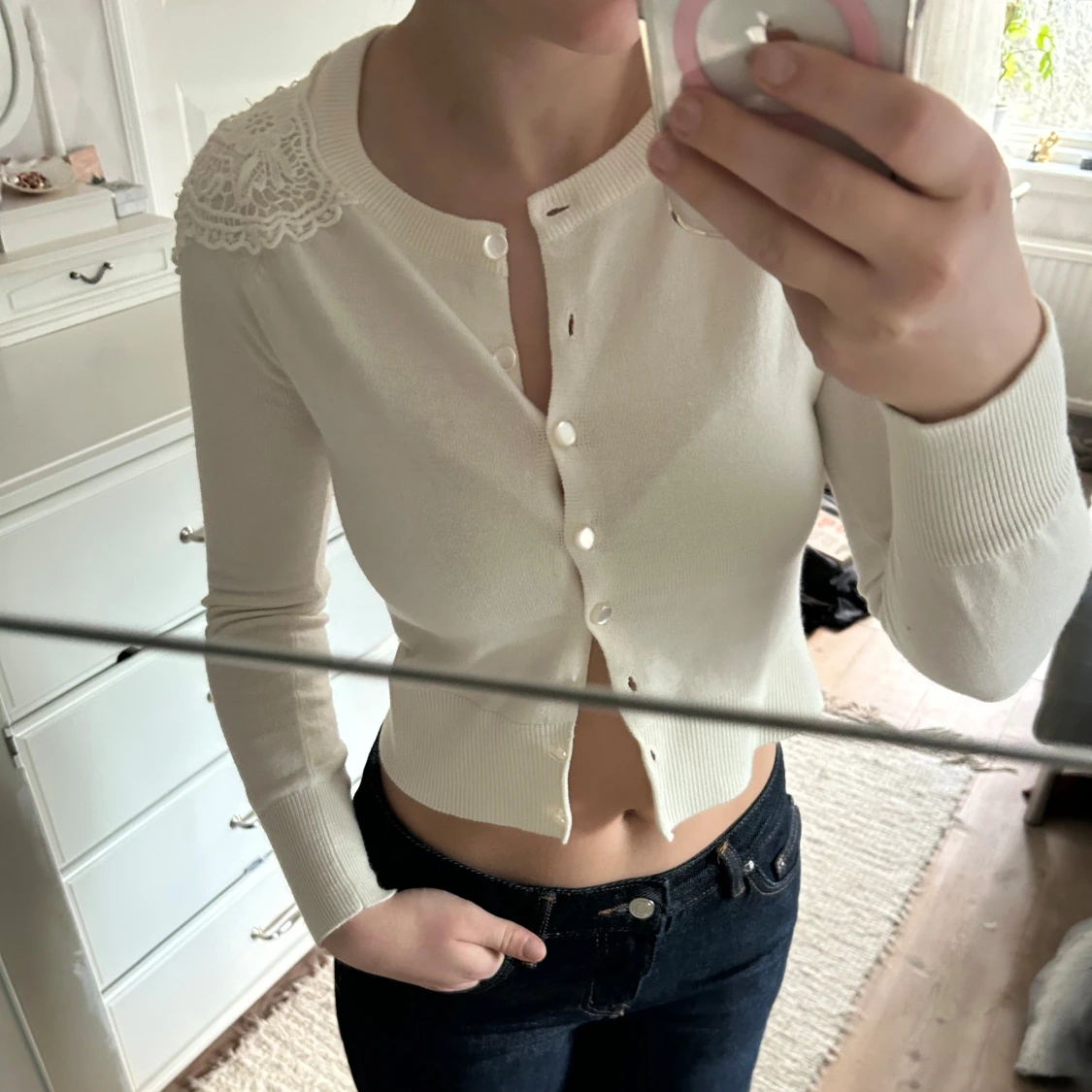 Vit kofta med spetsdetaljer - 1