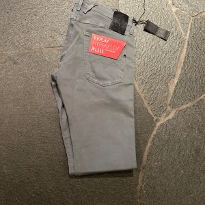 Grå Replay Hyperflex Jeans - Snygga grå jeans från Replay Hyperflex-serien. De har skön passform och är tillverkade i ett stretchigt material för extra komfort. Nypris: 1499 mitt pris: 249