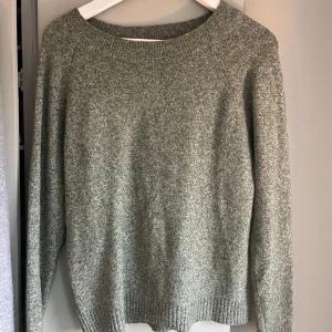 Grå stickad tröja från Vero Moda - Säljer en mysig grå stickad tröja från Vero Moda. Inte nopprig. Använt fåtal gånger.