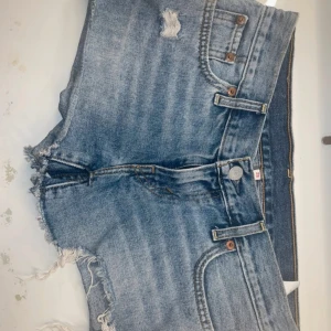 lågmidjade jeansshorts Levi's - supersnygga jeansshorts med låg midja och avklippta ganska korta. säljer pga att de inte passar, midjemåttet är 38cm
