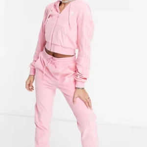 Adidas tracksuit - Rosa tracksuit från Adidas. Stl 34. Frakt ingår i priset. Lånad bild pga dålig kamera, men kan försöka få till det på begäran.