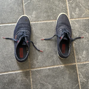 Feta jack n jones skor - Säljer riktigt snygga jack n jones skor. Dom är sjukt nice till mörka slim jeans. Skulle starkt rekommendera till folk som gillar stilen grisch och laidback.                   Nypris=899kr, Mitt pris=199kr! Vid frågor kring prudukten eller undrar om fler bilder så är det bara att skriva😊.                                M.V.H./////// Avn Closet🍾🍾🍾🍾