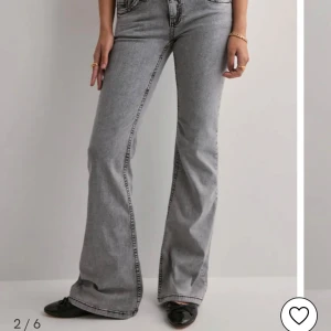 Nelly low waist bootcut jeans - Skitsnygga oanvända jeans från Nelly. Storlek 32 som är helt slut på hemsidan. Originalprid 700kr