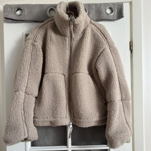 Teddyjacka / pilejacka  - Populär jacka från HM. Helt oanvänd! 