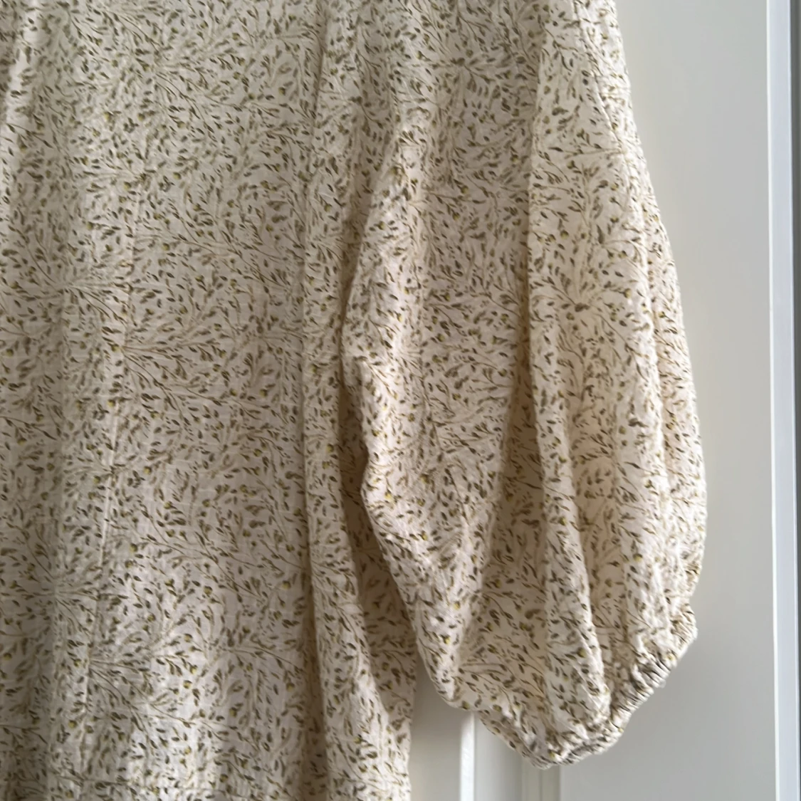 Beige blommig klänning från H&M - 4