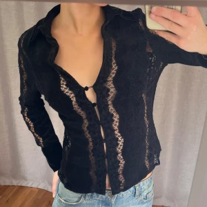 Skjorta i spets - Snygg skjorta/blus i spets och sammet. Varit mycket uppskattad och använd men är frf i väldigt fint skick.