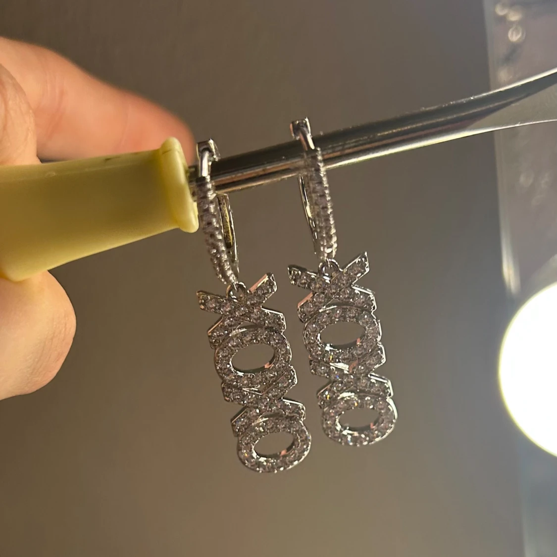 Glittriga ioaku XOXO örhängen - 1