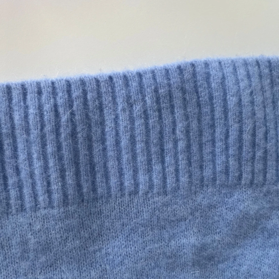 Ljusblå stickad tröja från &Other Stories - 3