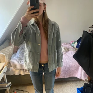 Pastell grön jeans jacka - Säljer en pastell grön jeans jacka med knappar framtill🌸. Jackan har en normal passform och har lite kortare ärmar. Två stora fickor på framsidan och en bröstficka! Perfekt för vår/sommar/ höst! Superfint skick däremot en pyttelitet fläck som visas på bild 5🥰