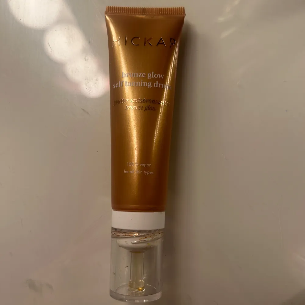 Bronze Glow Self Tanning Drops från Hickap är 100% veganska och passar alla hudtyper. Förpackningen är i en elegant brun nyans med en praktisk pump för enkel applicering. Perfekt för att ge huden en solkysst look. Endast testad . Beauty.