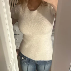 Populär tröja från zara - Säljer deras populära stickade tshirt med öppen rygg. Skit snygg och aldrig använd. Har dock klippt i banden för att dem var extremt långa. Passar xs-s-m. Denna tröja säljs intr längre