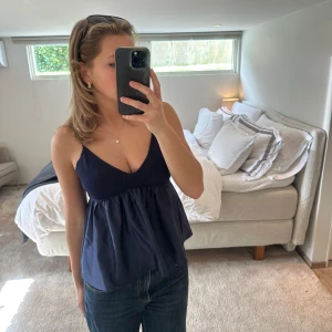 Mörkblå  topp - Såå så fin marinblå topp från Zara! Överdelen är stickad och det undre är mer glansigt. 💙(har gjort två knutar i ryggen för att korta banden som bör gå att få upp vid nödvändighet)