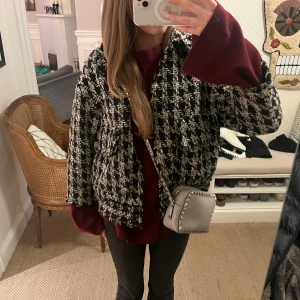 rutig trekvartsärmad jacka hm - jättefin höstjacka från hm som är svart och vit rutig, jackan är i fin skick och ser nästan oanvänd ut! Köp på plick men aldrig fått användning av den!