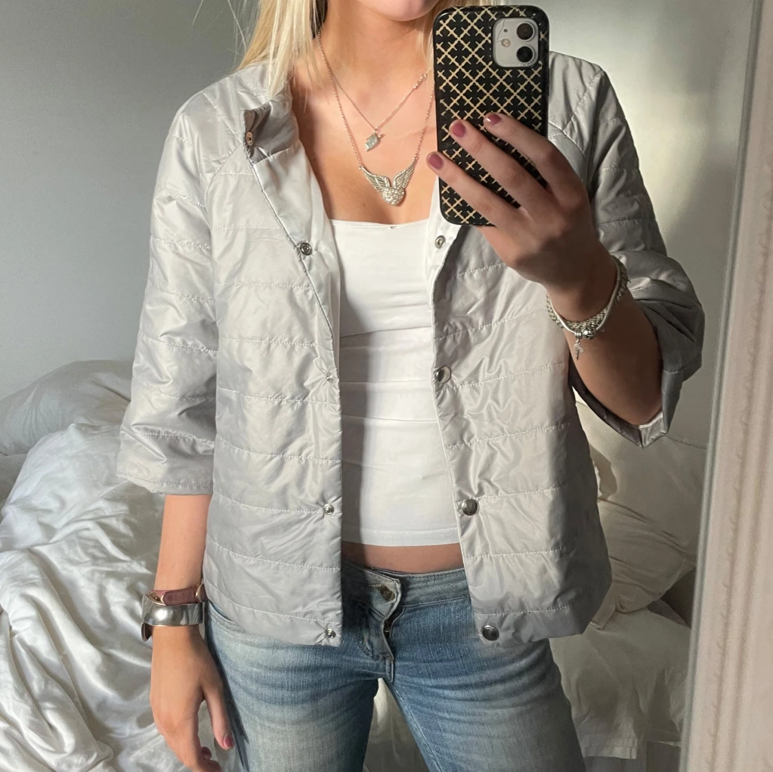 Grå quiltad jacka med 3/4 ärmar