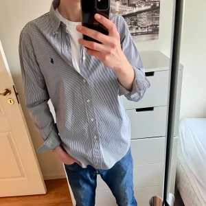 Blå vit randig skjorta från Ralph Lauren🍾 - Tjena, säljer en fet fet stilren skjorta från ralph lauren | Storlek medium, skick 9,5/10
