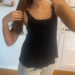 Svart topp med spetsdetaljer - Snygg svart topp med spetsdetaljer i ryggen! Så fin och passar perfekt till fest💞💞Skicket är som nytt