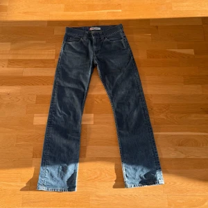 Levi's 506 jeans - Säljer ett par klassiska blå Levi's jeans i storlek 30/32, i modellen 506. De är i ett väldigt bra skick. De har en rak passform och är tillverkade i slitstarkt denim. Perfekta för en avslappnad stil.