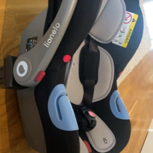 Bilstol  - Säljer jätte fin bilstol knapt används , man kan även lägga bilstol på väggnen ochså ni ser på bilder jag säljer med dom ochdå med stolen 