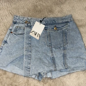 Söt jeanskjol m.shortsdetalj från Zara Kids - Snygg blå jeanskjol från Zara Kids!!💙💙 passar perfekt inför sommaren…