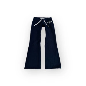 Abercrombie&Fitch utsvängda byxor - I am selling these flared pants from Abercrombie in a size M but fits an S. Write to me for measurements or other details💞
