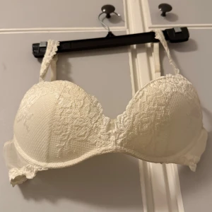 Intimissimi BH - Säljer min oanvända intimissimi BH i storlek 75B då den inte passar mig i storlek. Superpushup i modellen Gioia. Pris går att diskutera.