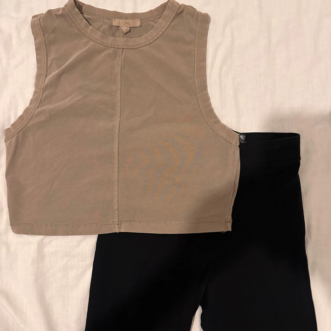 TVÅ FÖR 50:- Beige ärmlös croppad topp och leggings.