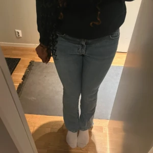 Blå jeans  - Snygga blå jeans från Gina tricot! Dem är använda som man kan se i bilderna pris kan absolut diskuteras!