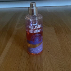 Hollister Santa Monica Fragrance Mist - Jättefin Hollister Santa Monica Fragrance mist som är använd! Hör av dig vid frågor❤️ ‼️obs inget lock finns men ska försöka hitta ‼️