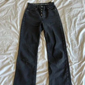 Jeans - Säljer dessa mörkgrå/svarta raka jeansen från Bikbok i strl W25 L32. Aldrig använda. Säljer då de blivit för små. Tryck gärna på ”köp nu”.