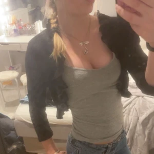Super fin bolero - Bolero från Gina, min spegel är smutsig men skriv för fler bilder, pris kan diskuteras vid snabb affär, det står storlek M men passar mig som brukar ha xs s eller xxs 
