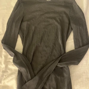 Genomskinlig tröja - Genomskinlig glittrig långärmad tröja. Använd fåtal gånger. Skriv gärna vid frågor eller fler bilder🤍