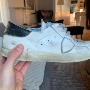 Vita sneakers från Philippe Model - Säljer ett par Philippe Model i storlek 43. Skorna är i  helt okej skick. Box tillkommer! Säljer då de inte  längre används. Vid frågor och funderingar är det bara att höra av sig! Mvh Vincent